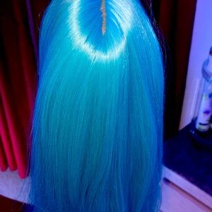 I’m selling this light green wig because it was in poor condition